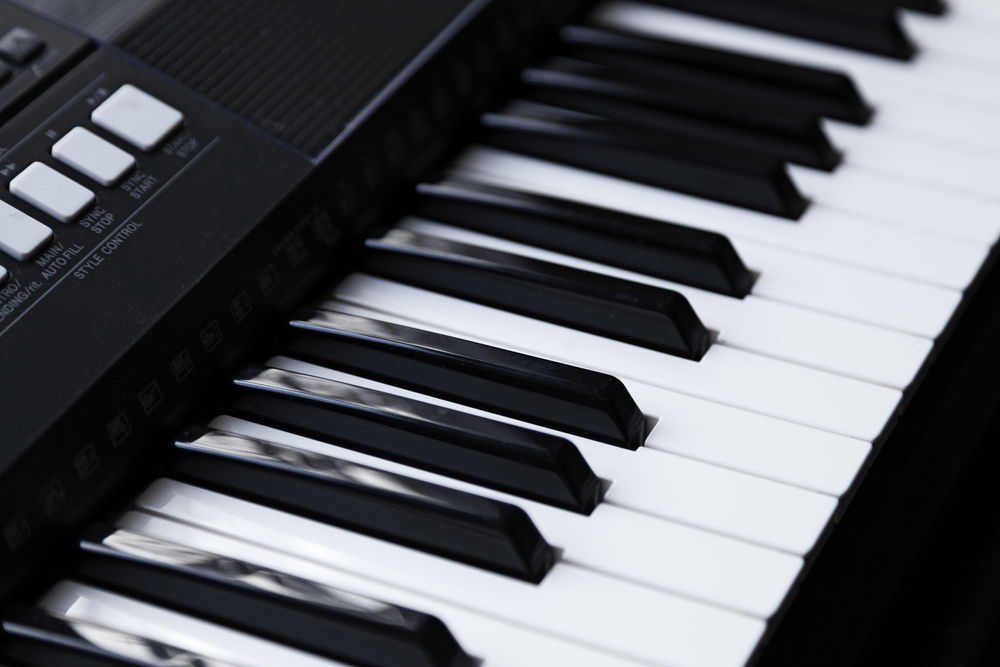 Närbild av tangenter på ett elektroniskt piano eller keyboard.