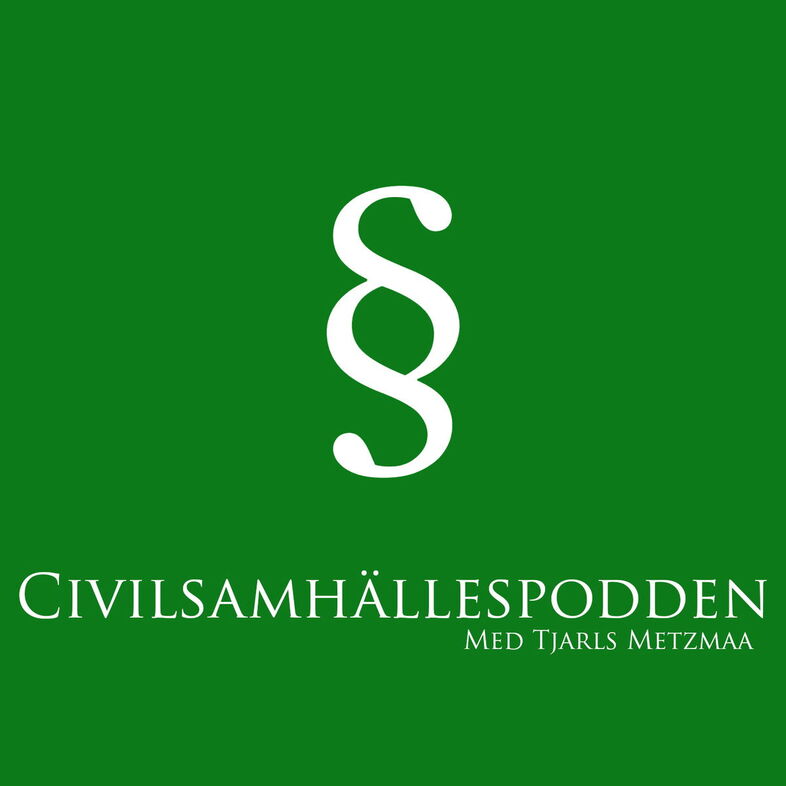 Vit paragraf-symbol och texten 'Civilsamhällespodden med Tjarls Metzmaa' på grön bakgrund.