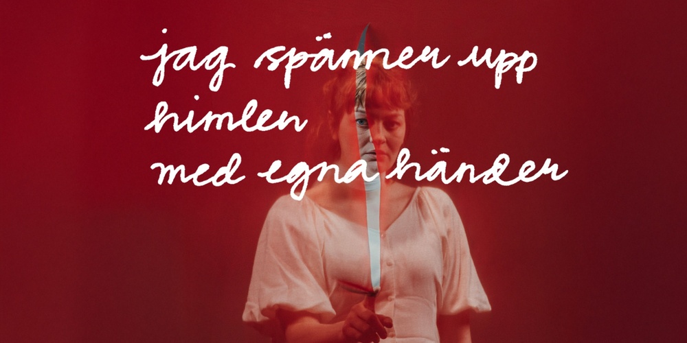 Person i ljus klänning håller en kniv mot bröstet framför röd bakgrund med handskriven svensk text.