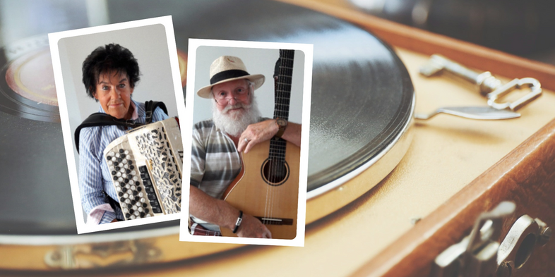 Två porträtt av äldre musiker, en med dragspel och en med gitarr, framför en gammal vinylspelare.