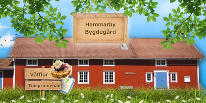 Röd bygdgård med blå dörr, grönt gräs, skyltar om våfflor och tipspromenad, löv och blå himmel.