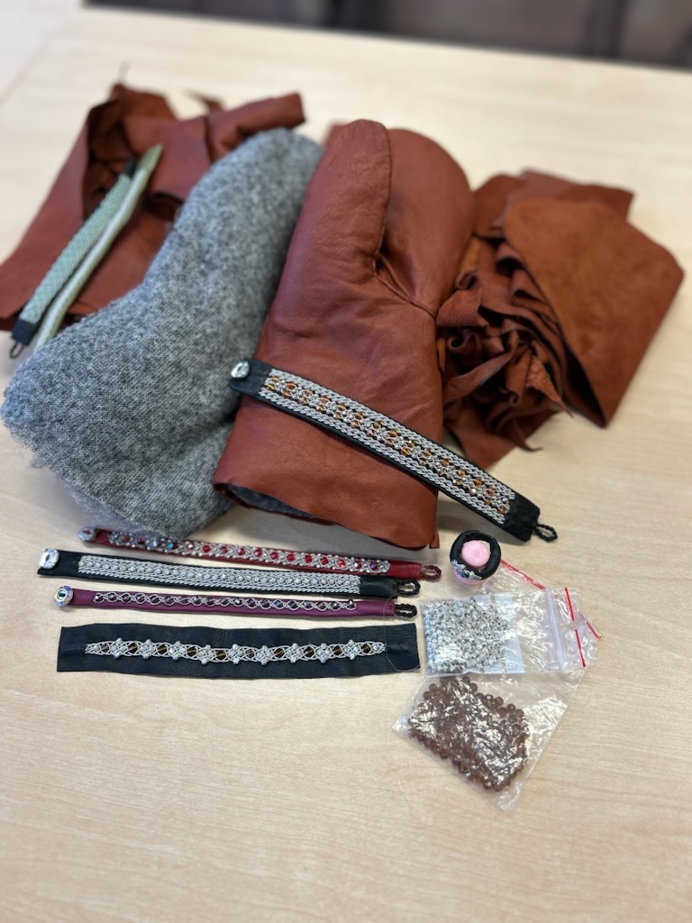 Föremål av skinn vantar och armband samt verktyg och material