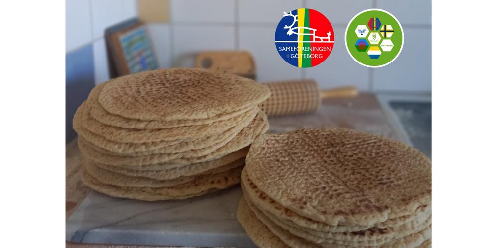 Två högar med runda, platta bröd på ett bakbord med kavel i bakgrunden och två färgglada logotyper ovanför.