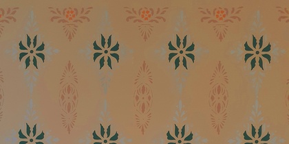 Vägg med symmetriskt mönster i grönt, orange och beige mot en ljus bakgrund.