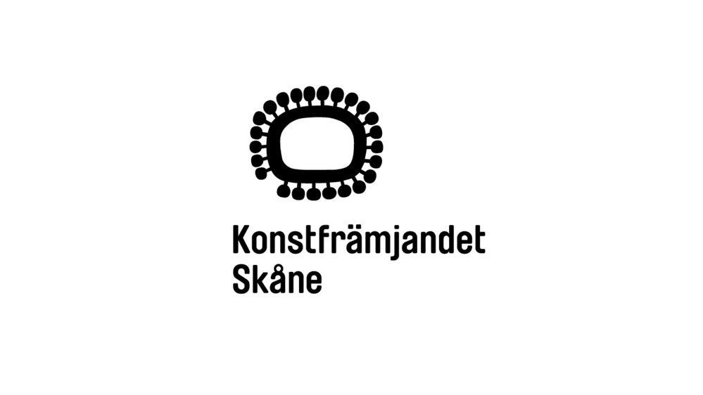 Svartvit logotyp med texten 'Konstfrämjandet Skåne' och en abstrakt symbol ovanför.