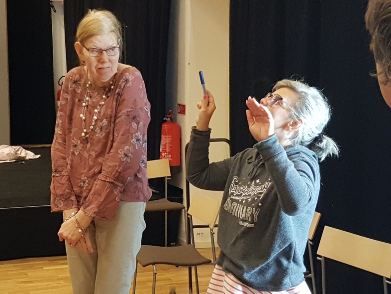 Två personer står och tittar på varandra i en dramaövning