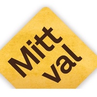 Gult fyrkantigt skylt med texten 'Mitt val' i svart, lutad på hörnet.