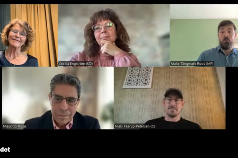 Skärmdump av ett digitalt möte med fem personer, namn och organisation synliga, logotyp i hörnet.