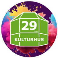 Grön geometrisk form med texten '29:ans KULTURHUS' mot en färgglad bakgrund.