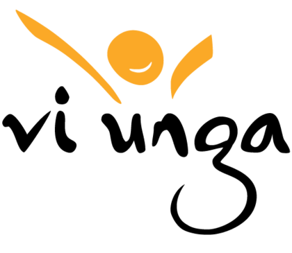 Logotyp med texten 'vi unga' och en stiliserad orange figur med armarna uppsträckta ovanför texten.