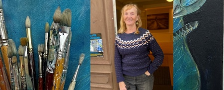 Kvinna i blå tröja står i en dörröppning, omgiven av målade penslar och konstmotiv i blå toner.