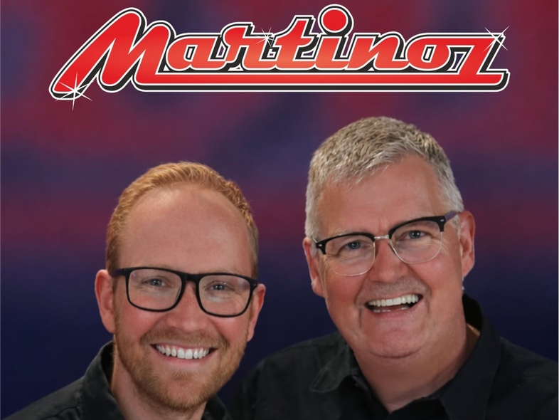Två personer i svarta skjortor står tillsammans framför en bakgrund med texten 'Martinoz'.