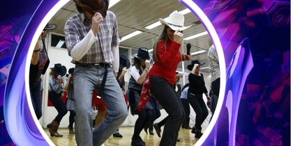 Personer dansar linedance i en sal, alla bär cowboyhattar. Text på bilden: Har du provat detta någon gång?
