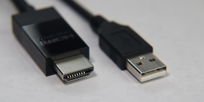 Närbild på en HDMI-kontakt och en USB-kontakt på en vit bakgrund.