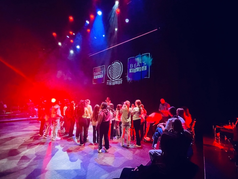 Bilder från Beats Yard 2025, deltagare som rappar, sjunger, dansar, publik