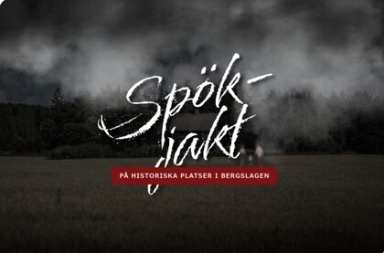 Mörk landskapsbild med dimma, ett hus i bakgrunden och texten 'Spökjakt' samt 'På historiska platser i Bergslagen'.