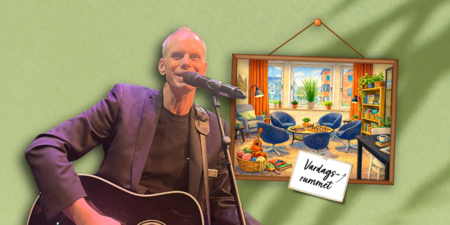 Man spelar gitarr vid mikrofon, ansiktet suddat. Tavla med färgglatt vardagsrum på grön vägg.
