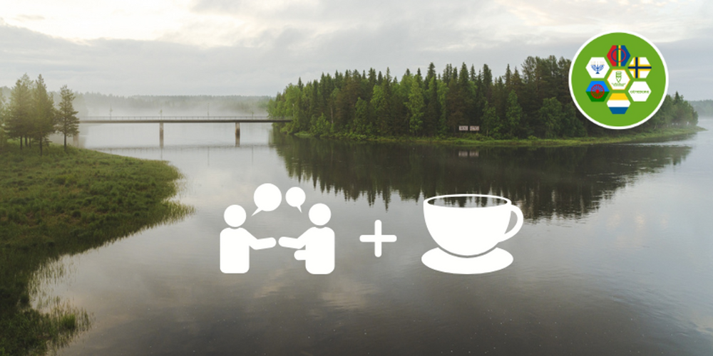 En lugn sjö med skog och bro i bakgrunden, ikoner för samtal och kaffekopp samt en färgglad logotyp i hörnet.