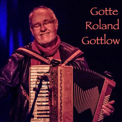 Person spelar dragspel på scen med texten 'Gotte Roland Gottlow' i övre högra hörnet.