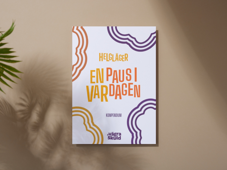 Ett kompendium med titeln 'En paus i vardagen' ligger på ett bord med skuggor av blad i bakgrunden.