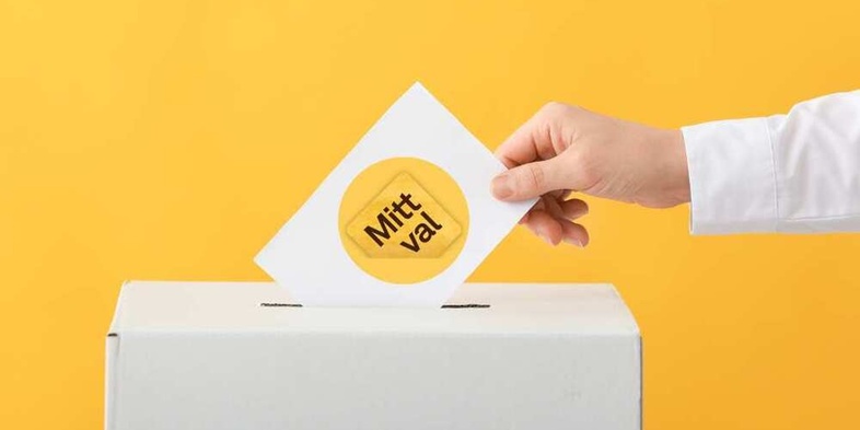 En hand lägger en röstsedel med texten 'Mitt val' i en vit valurna mot gul bakgrund.