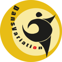 Logotyp med stiliserad dansare i svart på gul cirkel, texten 'Dansvariation' runt figuren.