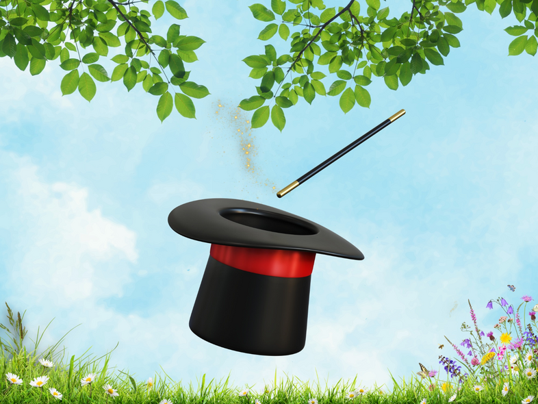 En magisk trollstav svävar ovanför en svart trollkarlshatt i en grönskande trädgård med blå himmel.