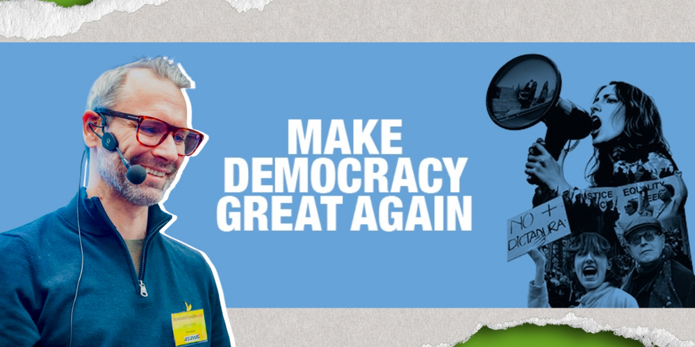 Man med headset och kvinnor som demonstrerar med megafon, texten 'Make Democracy Great Again' i mitten.