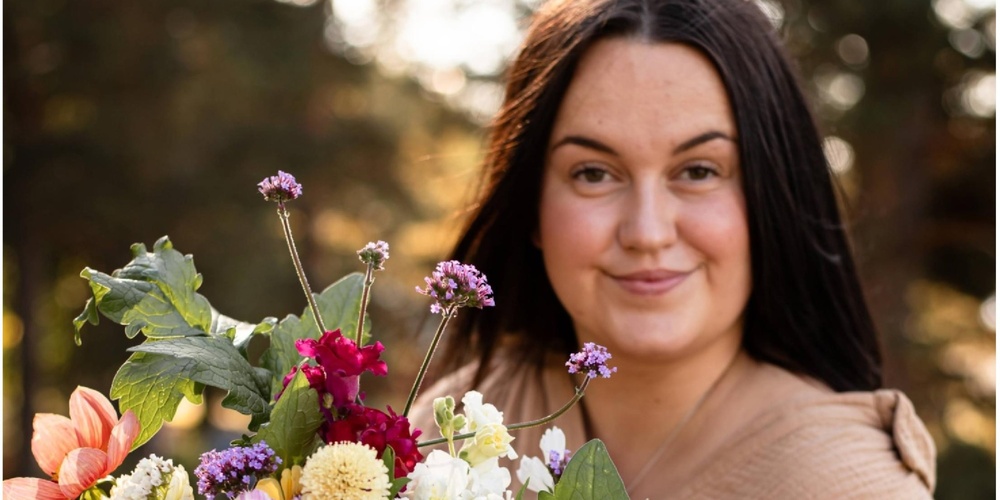 Affisch för föreläsning om odling med Malin, med en person som håller en bukett färgglada blommor utomhus.
