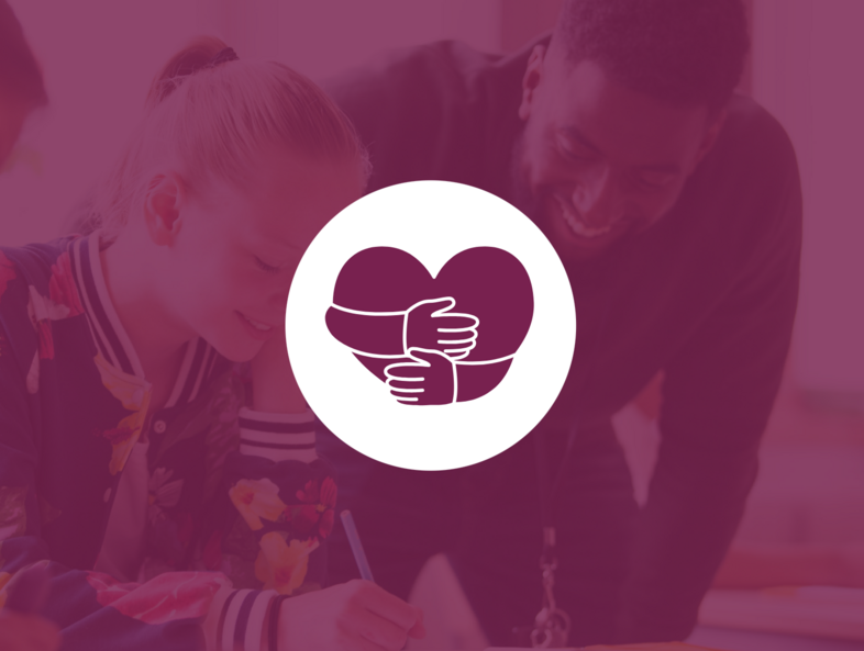 Två personer samarbetar vid ett bord, med en symbol av ett hjärta och omfamnande armar ovanpå bilden.