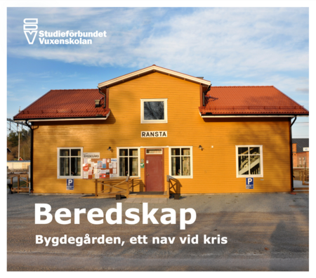Gul bygdgård med rött tak och skylten Ransta, text om beredskap och kris på bilden.