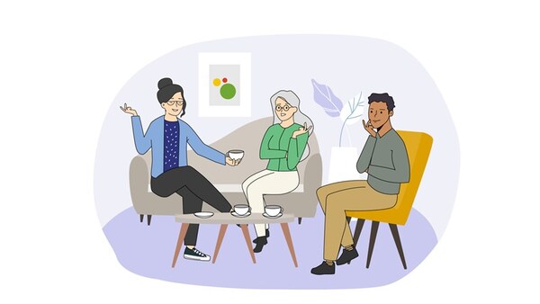 Tre personer sitter i en soffgrupp och samtalar.