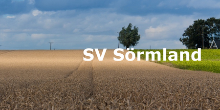 Ett stort sädesfält under en blå himmel med några träd och texten 'SV Sörmland' i vitt.