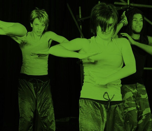 En grupp tonåringar dansar ihop.