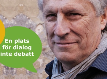 Två pratbubblor med texten 'SV Arena' och 'En plats för dialog inte debatt' mot en bakgrund av en person i skjorta och halsduk.