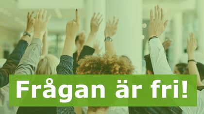 Flera personer räcker upp händerna i ett ljust rum. Texten 'Frågan är fri!' syns över bilden.