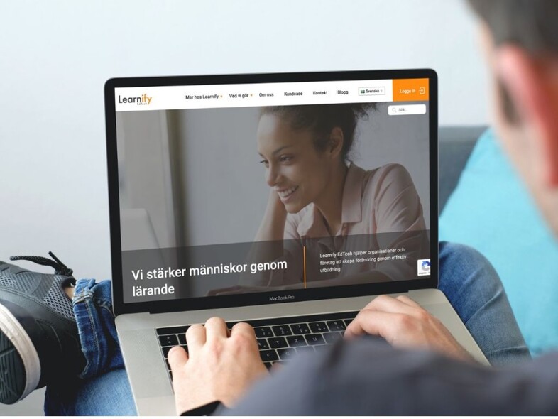 En person loggar in på Learnify på sin laptop.
