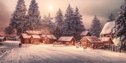Snötäckt by med små hus, granar och djur i vinterlandskap vid solnedgång.
