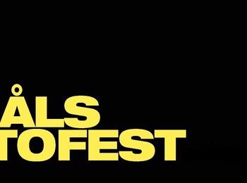 Gul text 'Åmåls Fotofest' på svart bakgrund, enkel och tydlig grafisk design.