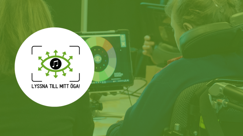 Person i rullstol använder dator med ögonstyrning, logotyp med texten 'Lyssna till mitt öga!'.