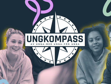Fyra ungdomar sitter tillsammans och pratar, med logotypen 'UNGKOMPASS' i mitten.