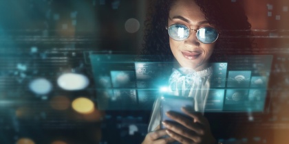 Person använder en smartphone med digitala gränssnitt och hologram framför sig i en futuristisk miljö.