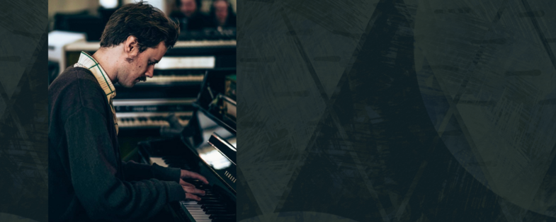 Ung brunhårig man med skjorta och ylletröja spelar piano, grönmönstrad bakgrund.