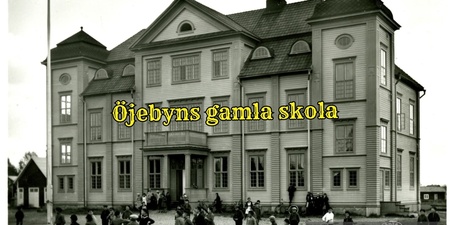 Svartvit bild på öjebyns gamla skola med skolbarn framför.