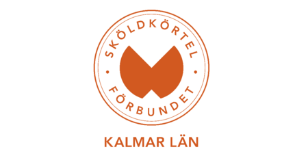 Logotyp för Sköldkörtelförbundet Kalmar län i orange med stiliserad sköldkörtel och text.