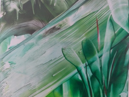 Abstrakt målning i gröna nyanser med bladliknande former och röda inslag.