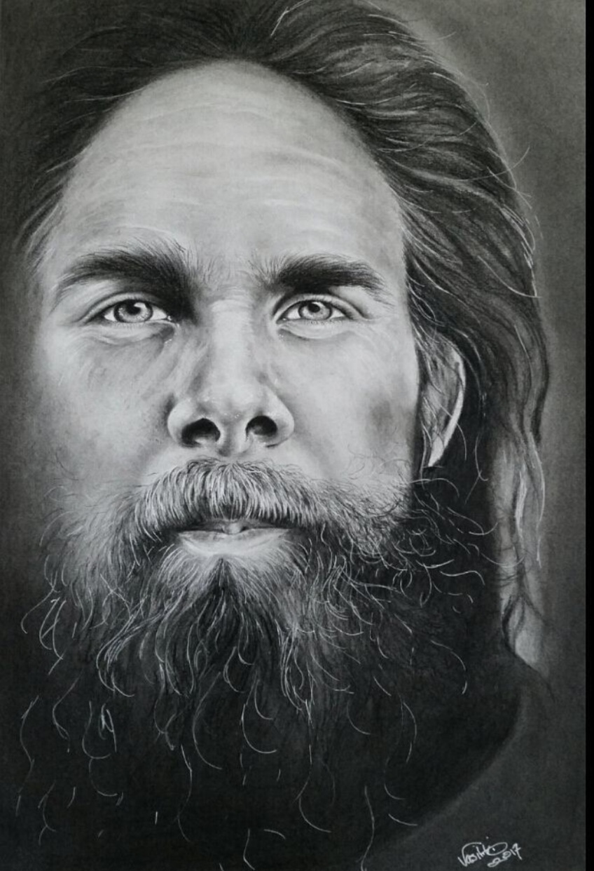 Teckning i svartvitt av en person med långt hår och skägg, signerad i nedre högra hörnet.