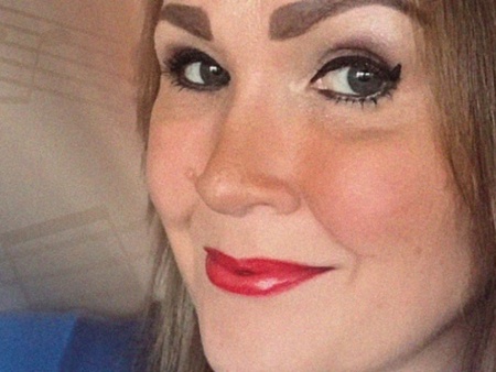 Närbild på en kvinna med långt hår och rött läppstift, med noter i bakgrunden och text om Anne Surakka.