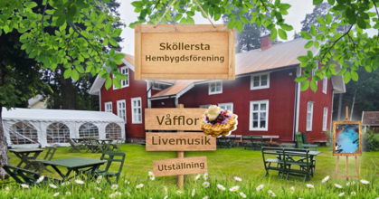 Röd träbyggnad med uteservering, skyltar om våfflor, livemusik och utställning. Somrig miljö med grönt gräs och blommor.