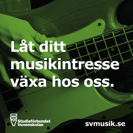 Närbild på en elbas som spelas, med texten 'Låt ditt musikintresse växa hos oss.' och logotyp för Studieförbundet Vuxenskolan.